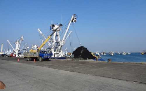 Atunero en el puerto de Manta