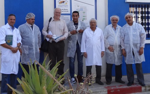 Visita de Roland Wiefels a industria de conserva de pescado en Oran