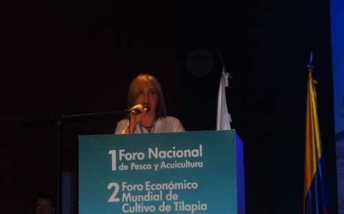 Martha Lucia de la Pava, presentando los avances en la política piscícola y pesquera y programas de extensionismo acuícola en Colombia