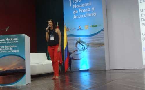 Juliana Galvão, presentando el tema Tilapia: una oportunidad para el desarrollo de productos con valor agregado