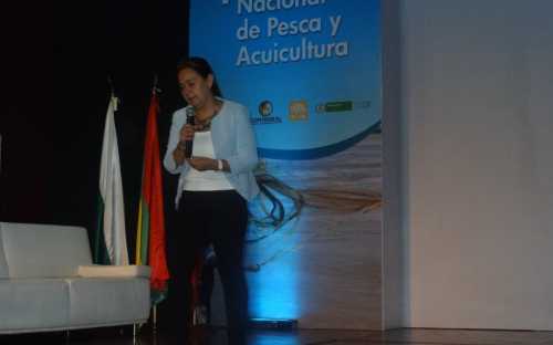 Carolina Calderón, presentando el Impacto de las certificaciones internacionales de calidad en esquemas comerciales para el sector de pesca y acuicultura