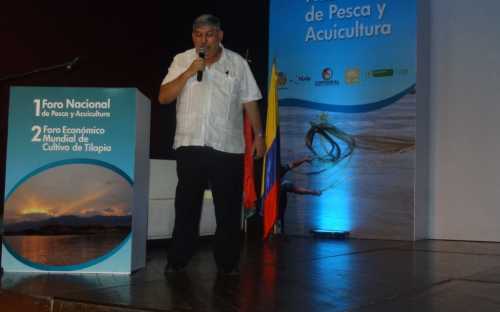 Jose Igor Hleap, presentando el Aprovechamiento de los subproductos no alimenticios de la transformación de la tilapia y su  potencial agroindustrial para Colombia
