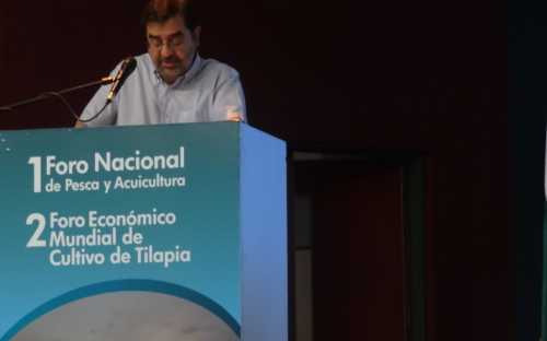 Hernando Jose Gomez, presentando la piscicultura continental en Colombia