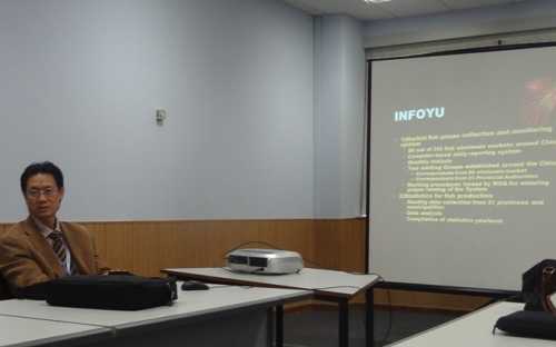 Chen Shuping, director de INFOYU, presentando las actividades de su organización