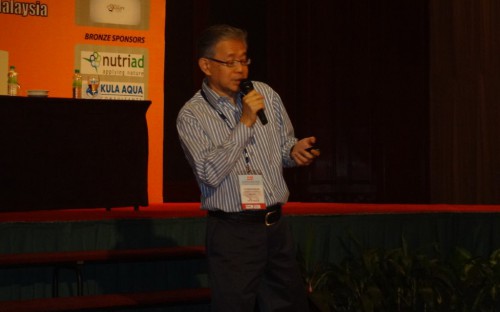 Wing-Keong Ng, presentando los aspectos de nutrición de la tilapia