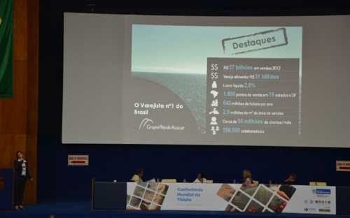 Meg Felipe, del Grupo Pao de Açucar, presentando el punto de vista de los supermercados en la comercialización de la tilapia