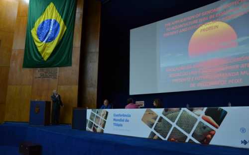 Ronald Eckart, de la CUNY, USA, presentando la biotecnologia genómica de la tilapia