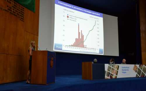 Edel Anne Norderhus, de Noruega, presentando el tema de las vacunas para tilapias