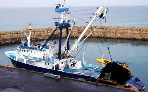 Atunero en el puerto de Manta