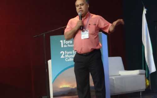 Heden Luiz Marquez, presentando la tendencia genetica para aumento del crecimiento de tilapia selecionada en ambiente biofloc