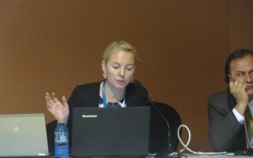 Nora Kokanova, de FAO, presentando el tema del "empleo decente"